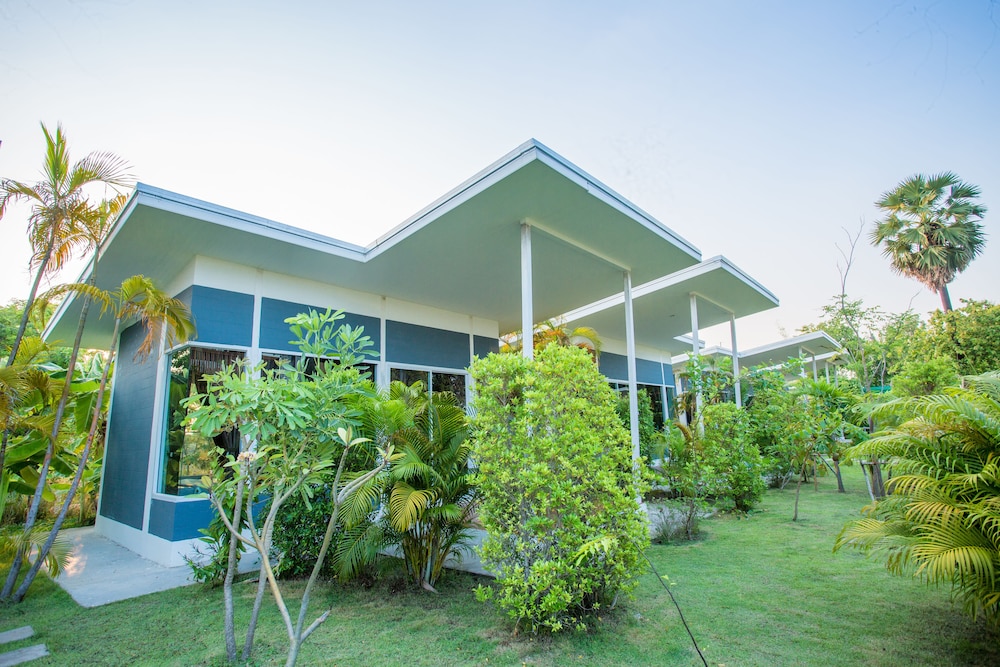 Bluemoon Riverside Resort 5/50