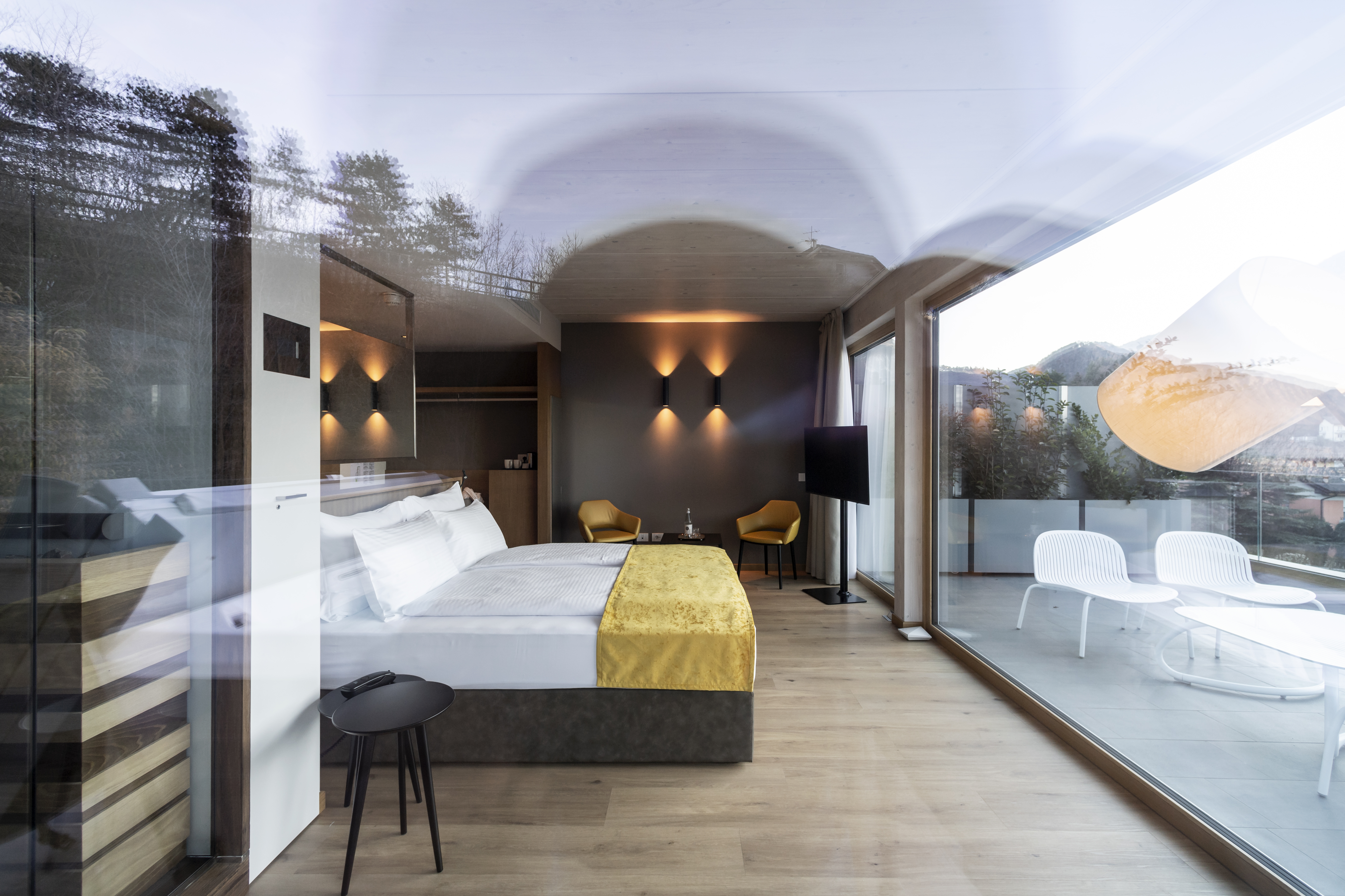 DELUXE, SUITE, JETTED TUB
