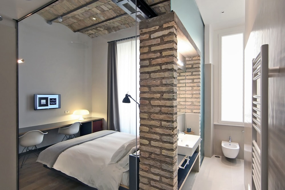 غرفة بسرير مزدوج، 1880 Atypical Rooms 4/9