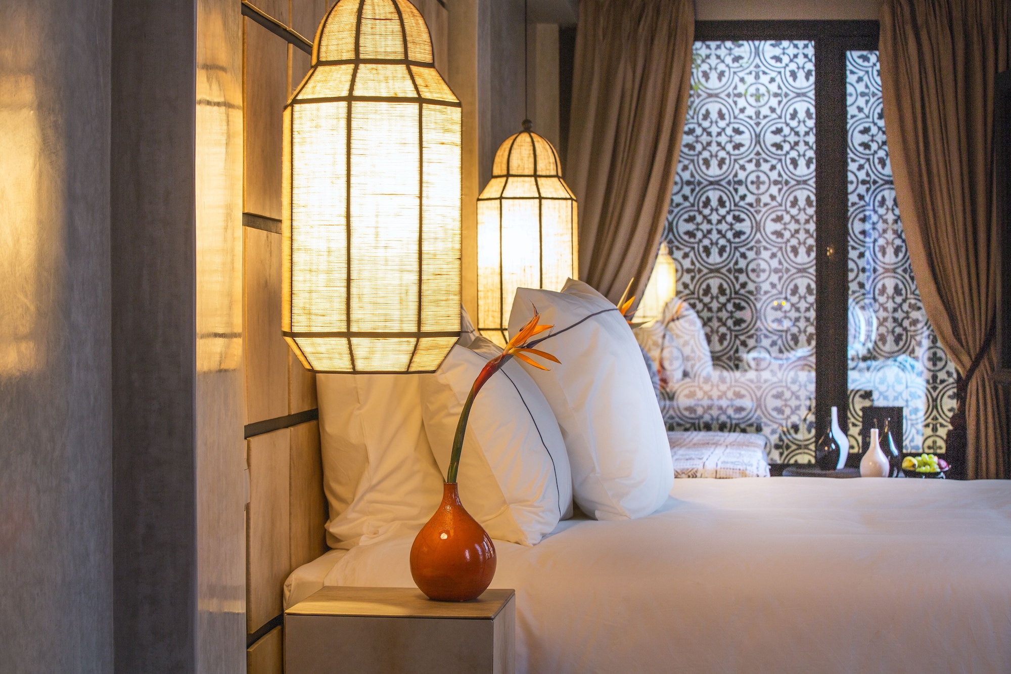 COLONIAL, SUITE