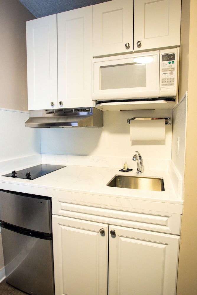 Moonlight Inn and Suites Sudbury 50/50