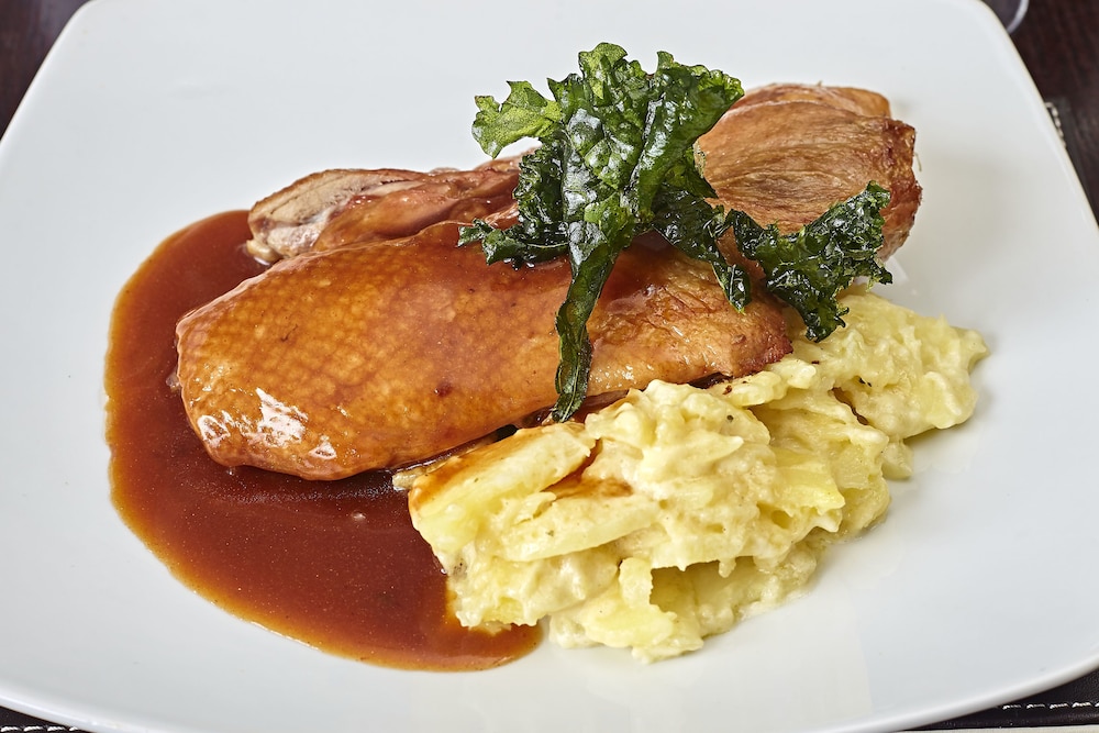 Farmers Kitchen Hotel 8/50