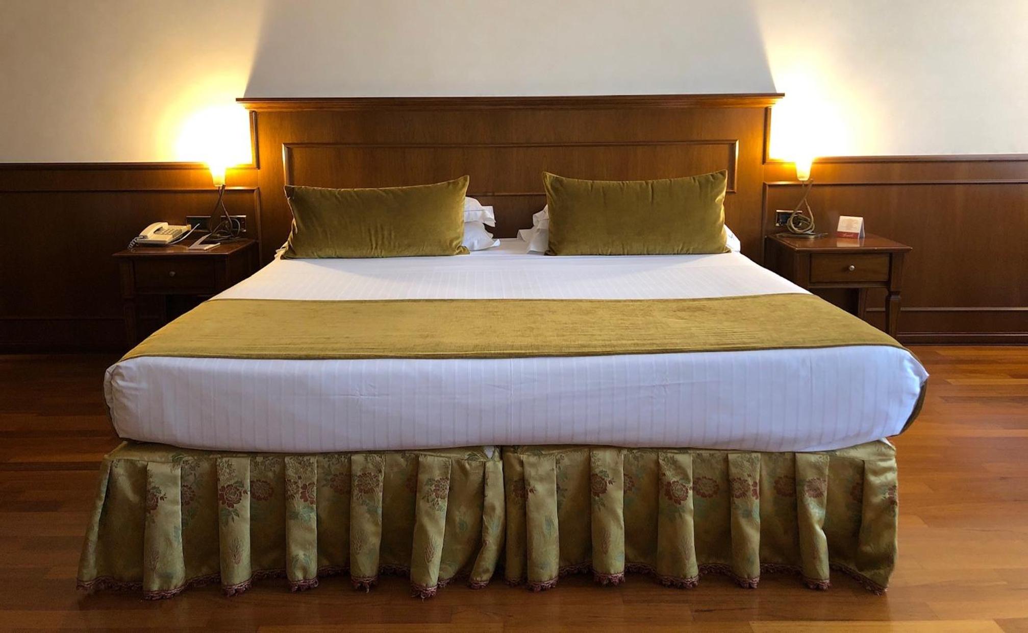 JUNIOR SUITE, JETTED TUB