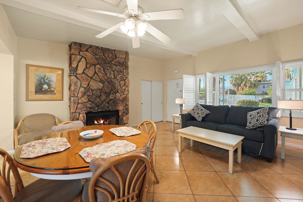 The Villas of Palm Springs 28/50