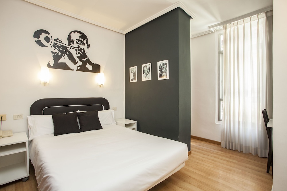 ROOM, DOUBLE BED