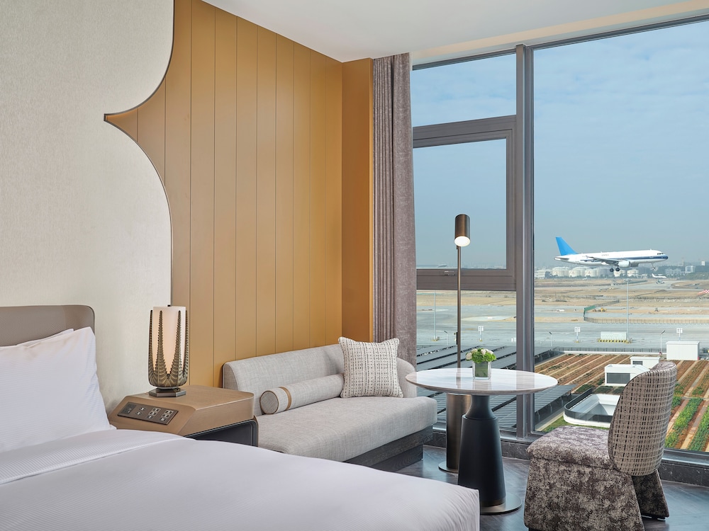 Executive, King Bed, Airport View