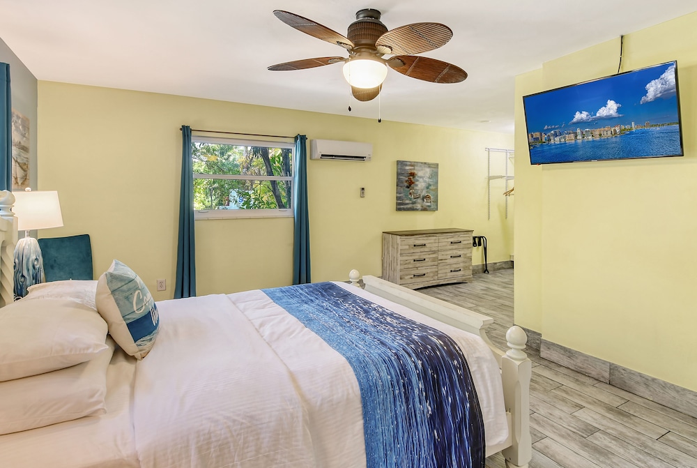 SUITE, QUEEN BED, SOFA