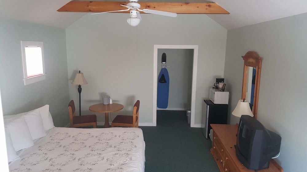 Spruce Lane Lodge & Cottages 24/35
