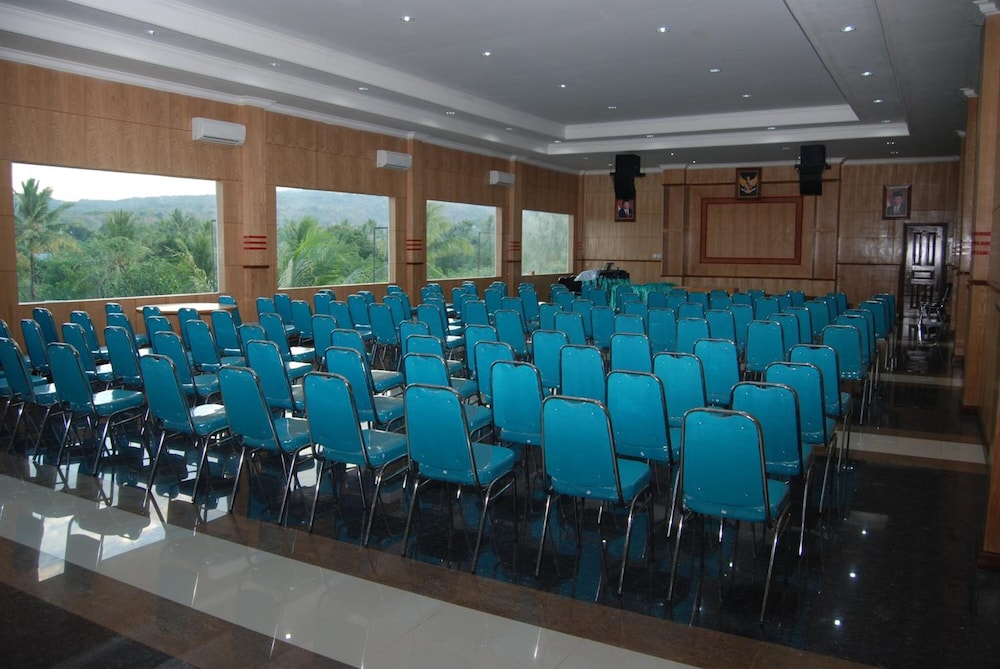 Sylvia Hotel Maumere 32/57