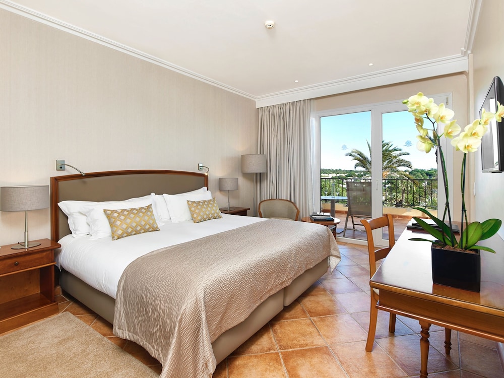 Room, Twin Beds, Garden View