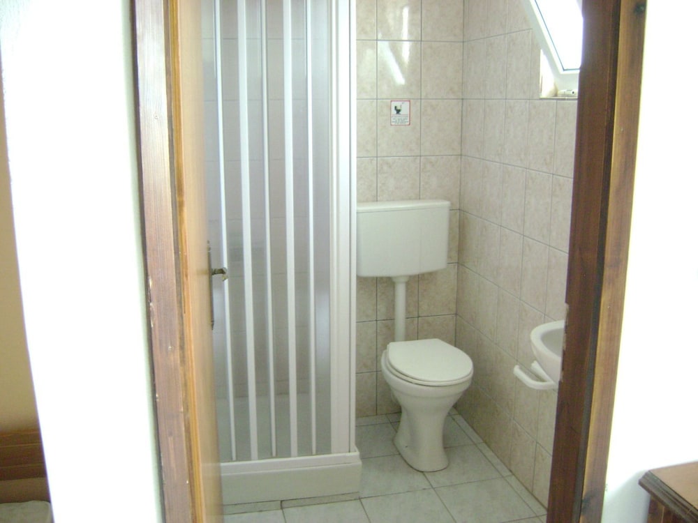 AUSTRALIA HOTEL 43/44