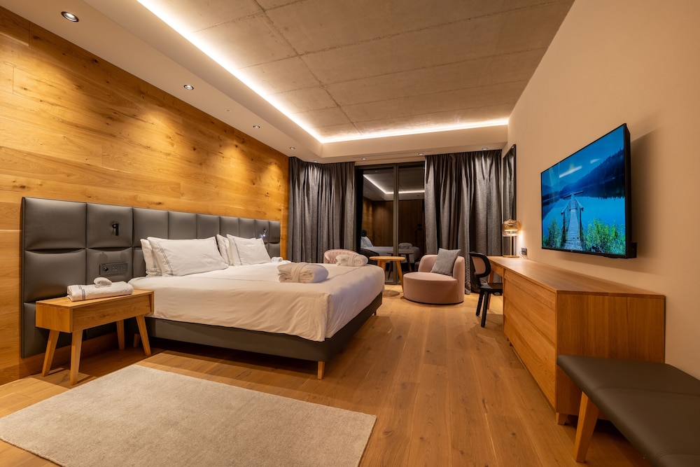 Swiss, King Bed