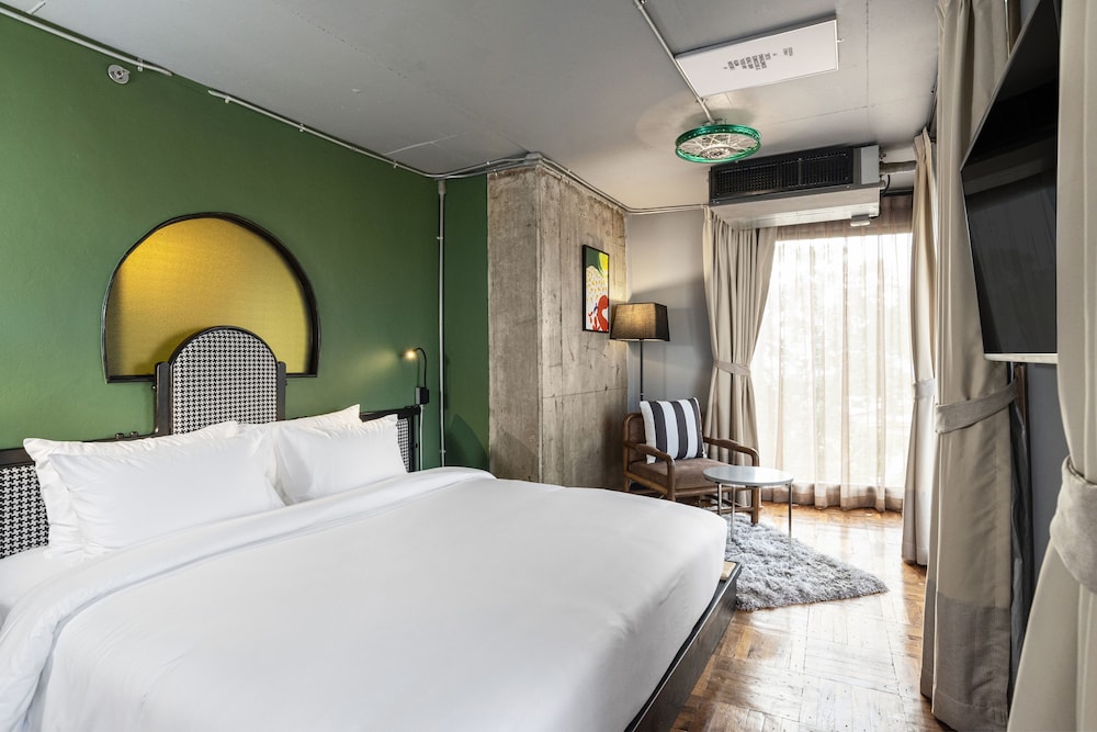 EXECUTIVE SUITE