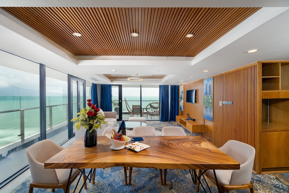 Sala Danang Beach Hotel 8/75
