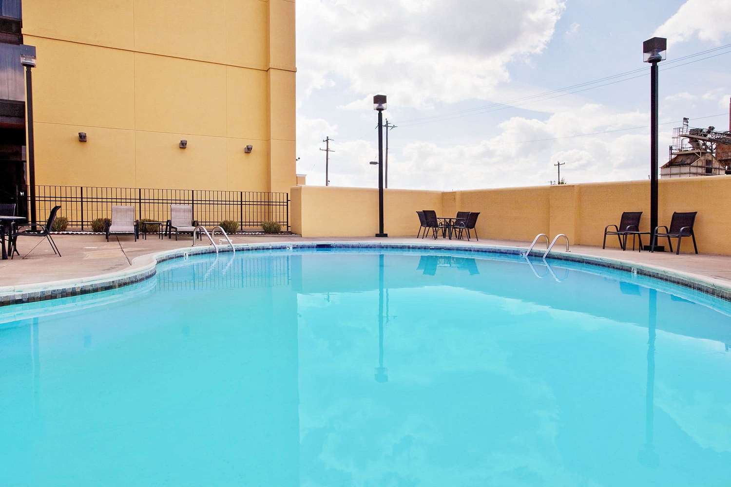 La Quinta Inn & Suites by Wyndham Memphis Airport Graceland 41/71