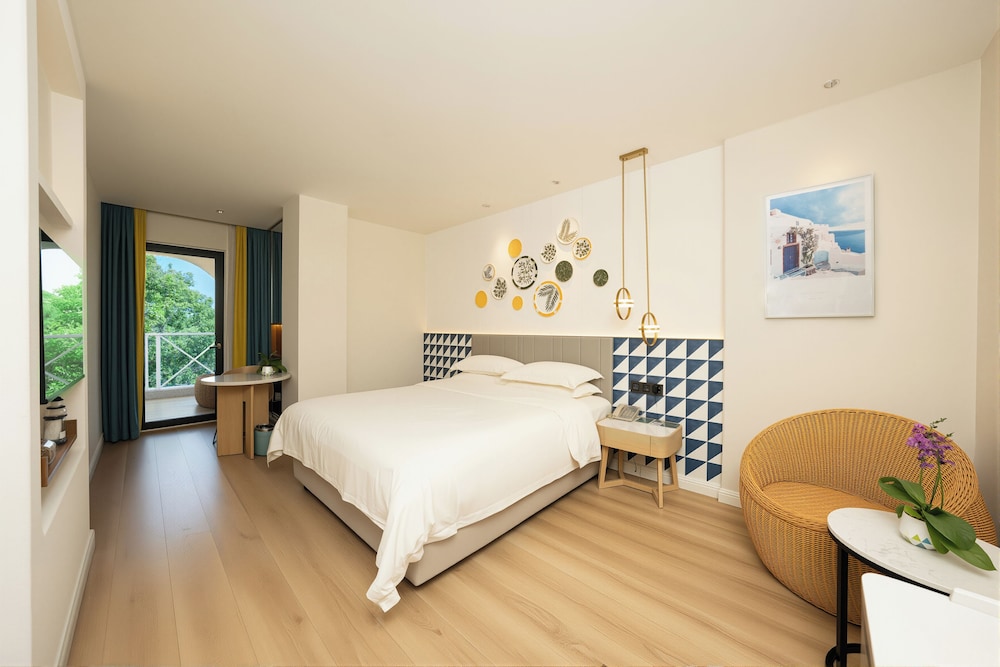 Room, Queen Bed, Riverside, Balcony, Bathtub