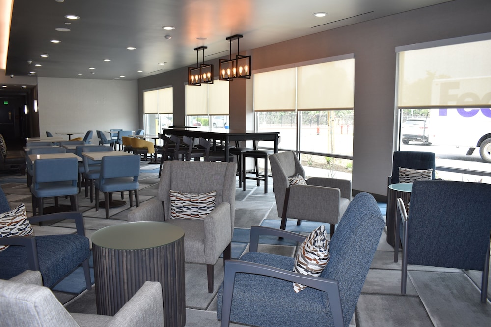 La Quinta Inn & Suites by Wyndham San Bernardino 40/45