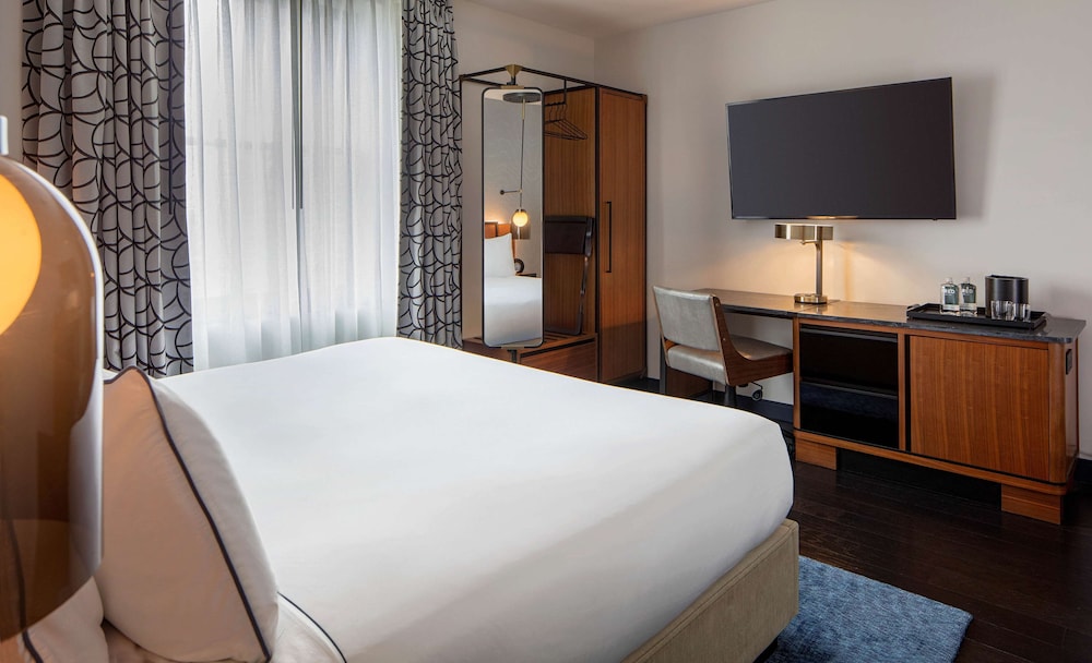 ROOM, KING BED