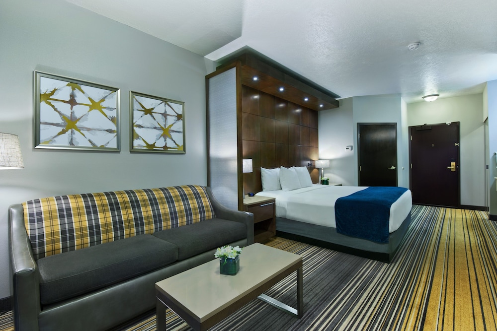 SUITE, KING BED, SOFA