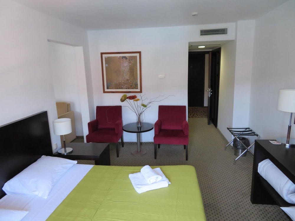 INTERNATIONAL HOTEL 11/34
