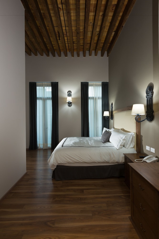 Deluxe, King Bed