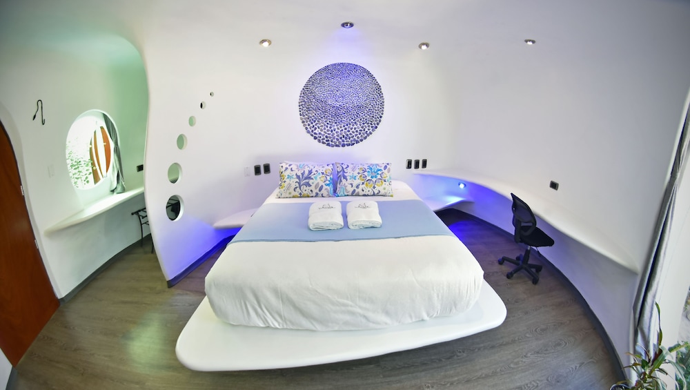 Standard, Queen Bed