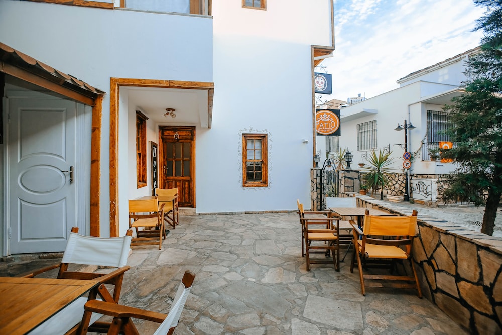 Patio Hotel 25/28