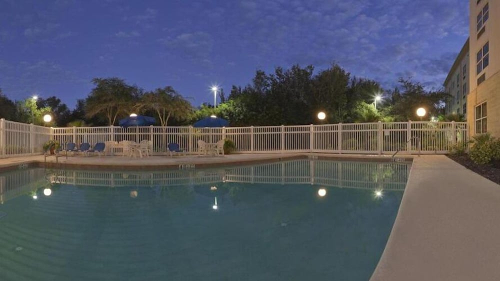 Holiday Inn Express Hotel Suites Plant City 8/70