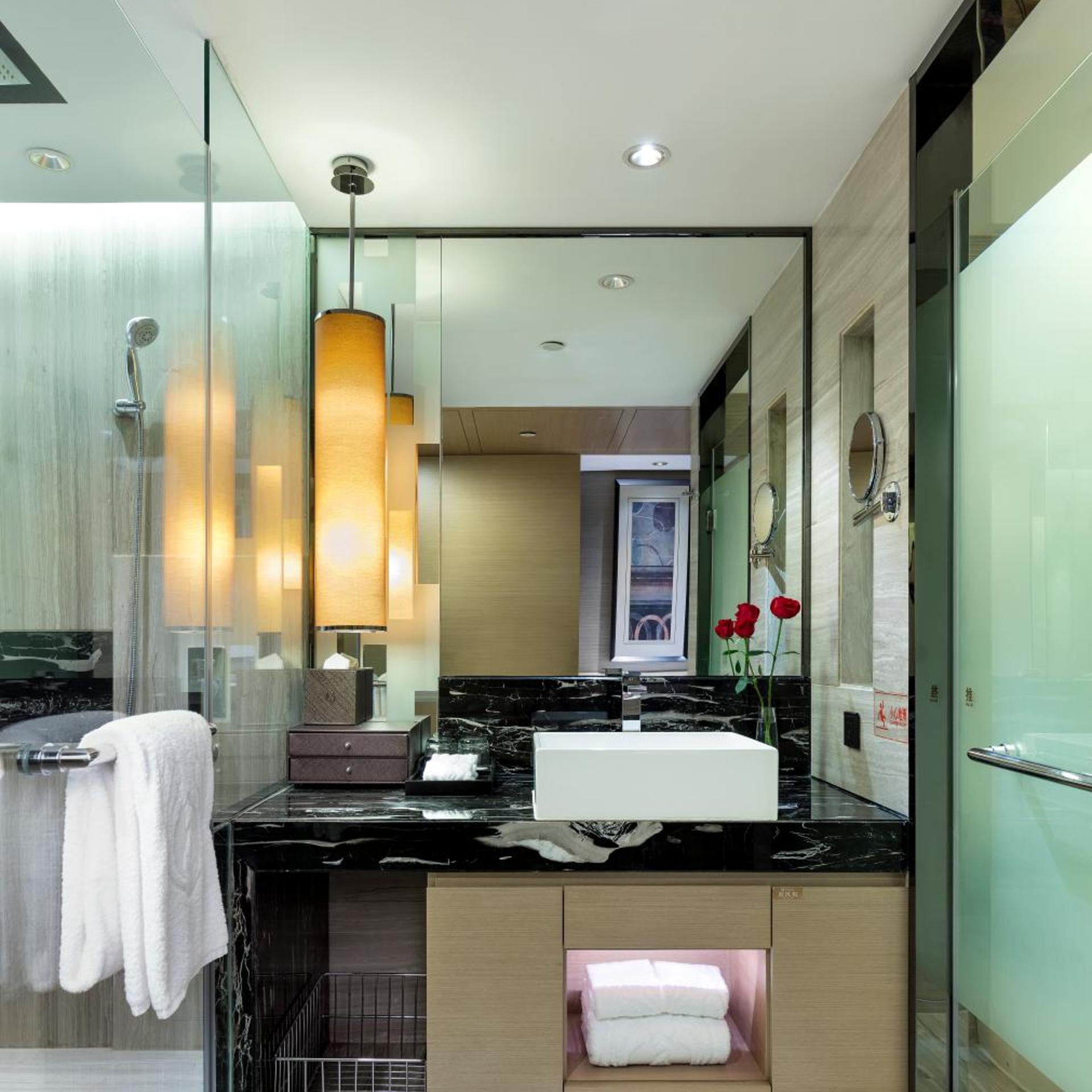 Longchamp Garden Hotel 33/35