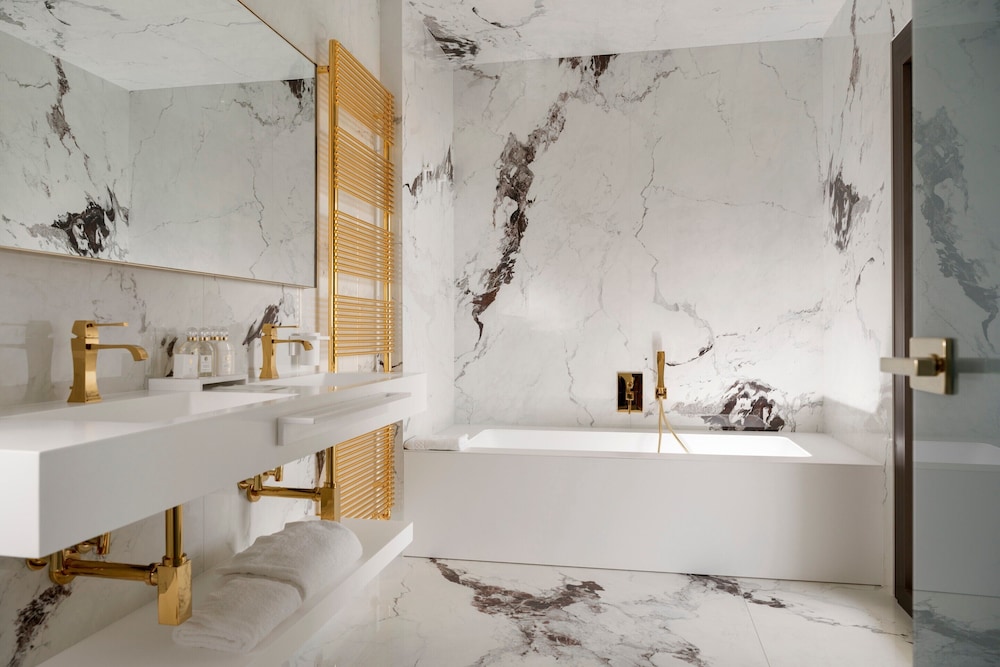 GRAND, SUITE, PARTIAL SEA VIEW, JETTED TUB