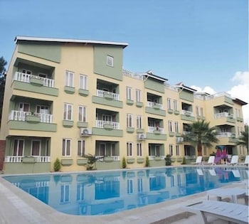 Club Sunset Apartments 3/39
