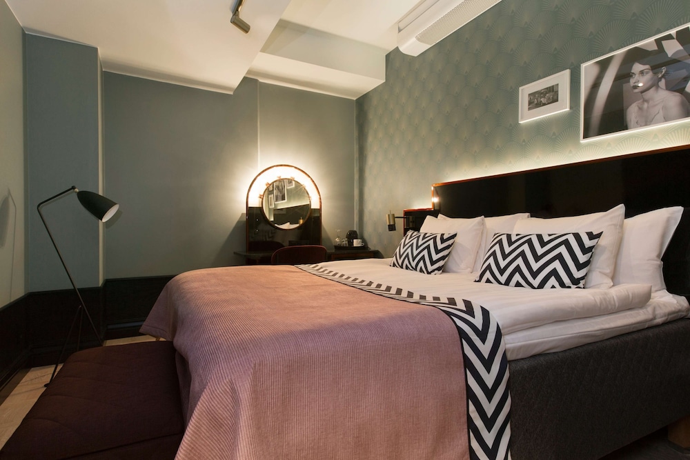 Classic, Queen Bed, No Window