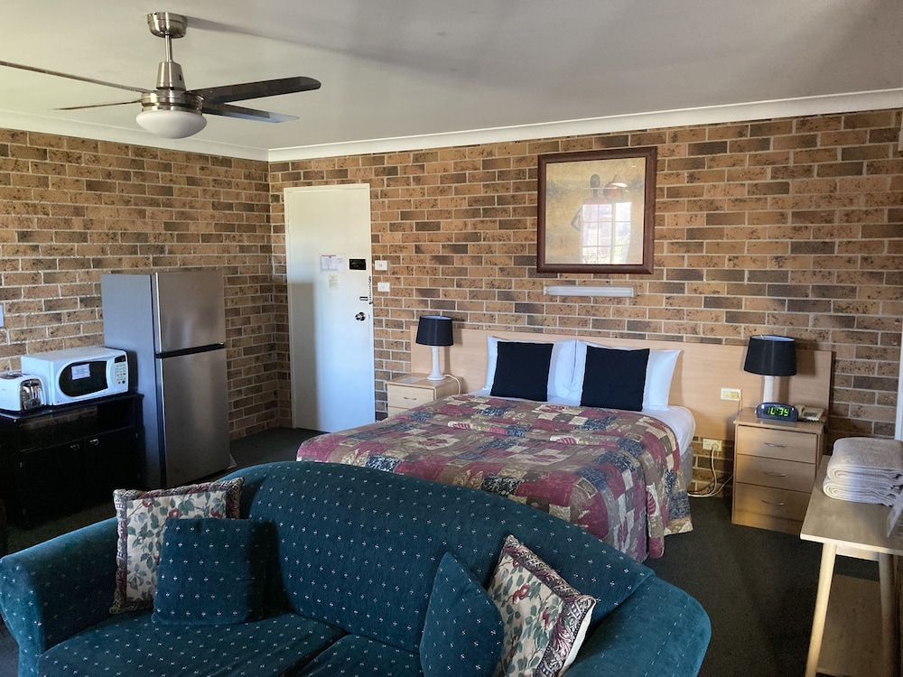 Golden Grain Motor Inn 7/62