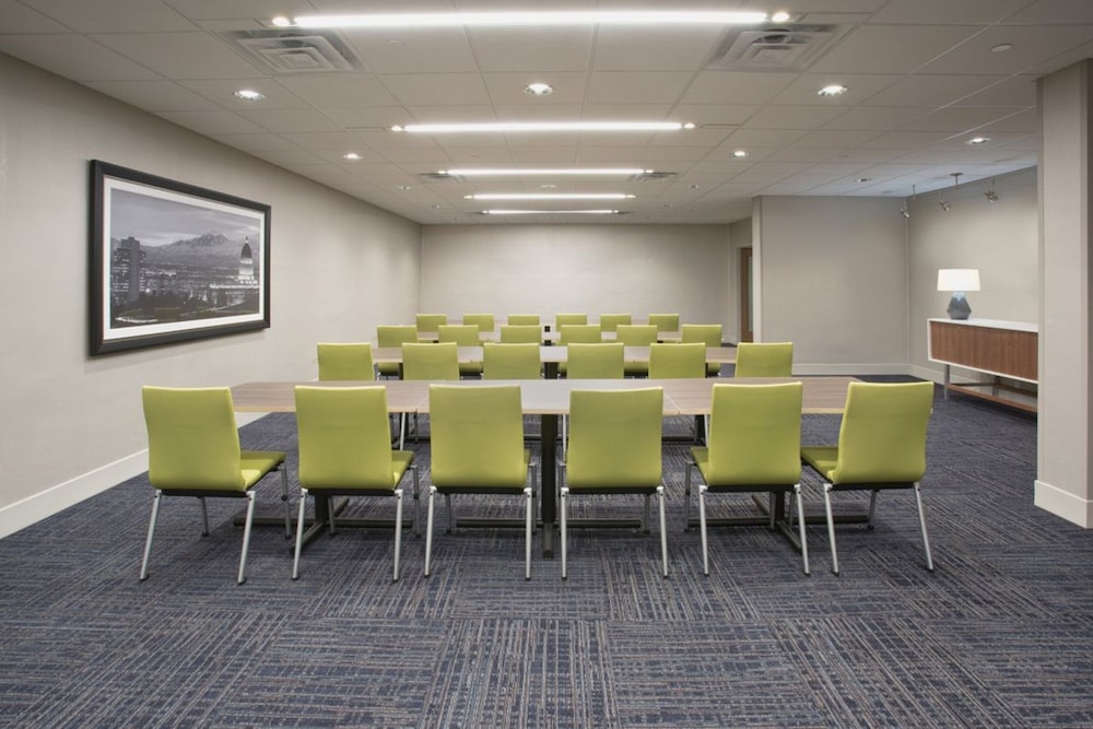 Holiday Inn Express And Suites Kingfisher 24/28