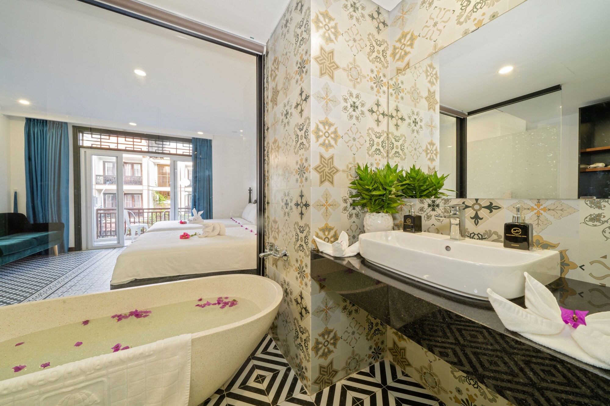 غرفة بريميير بسرير كوين بإطلالة على المسبح، Thanh Binh Central Hotel 7/8
