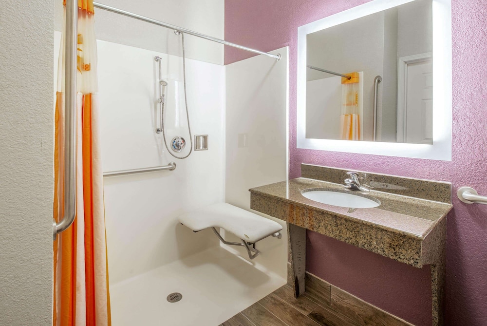 La Quinta Inn and Suites by Wyndham Gainesville 6/35