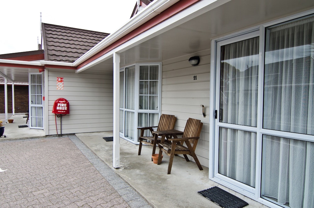 Settlers Motor Lodge 7/43