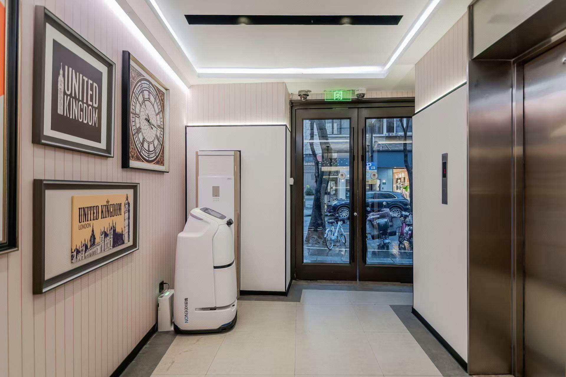 Home Inn Plus (Shanghai Huaihai Road Sinan Road) 27/35