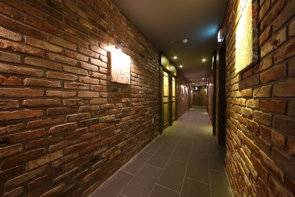 Brooks Hotel 30/50
