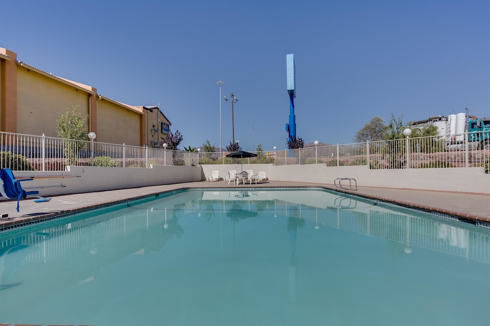 Motel6 El Paso, TX - West 31/66