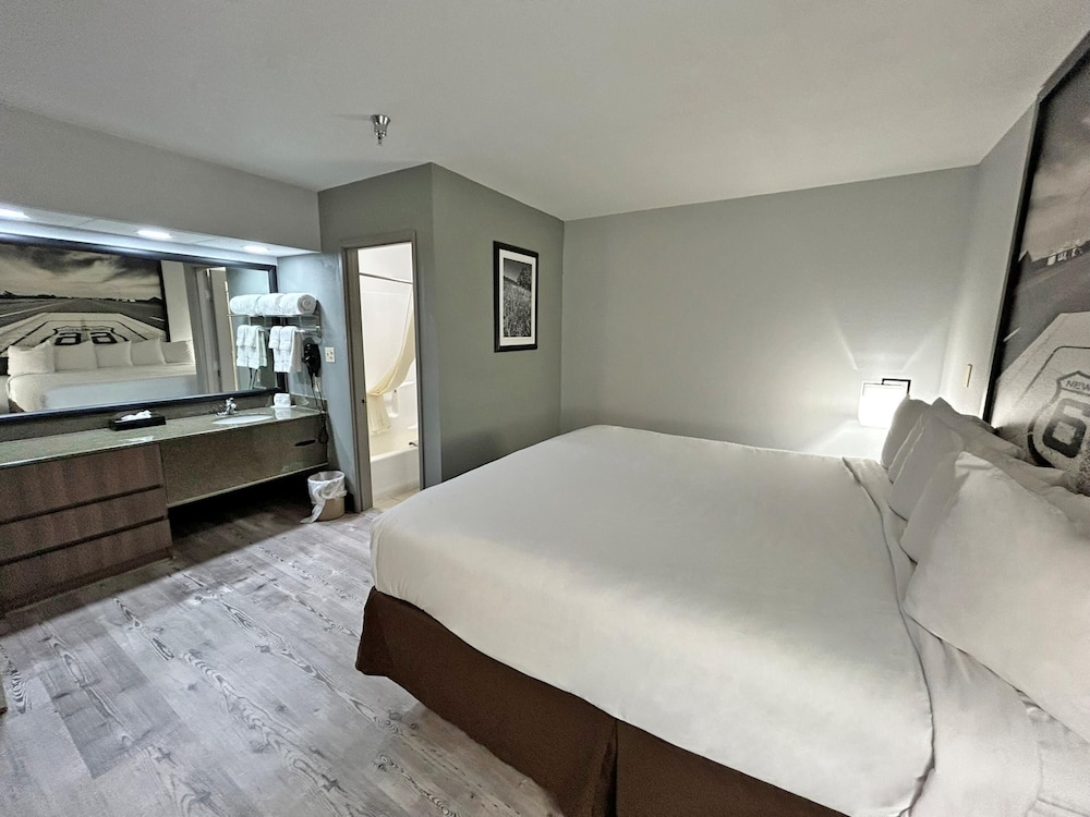 جناح بسرير كينج مع أريكة، SureStay Plus by Best Western Cannon A.F.B. 3/7