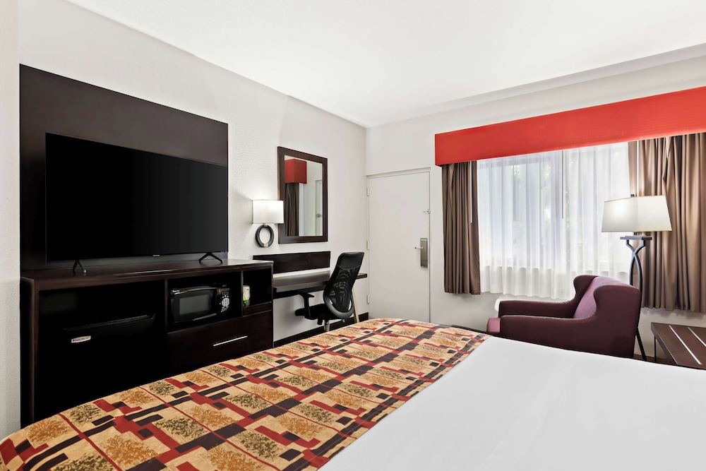 غرفة قياسية بسرير كينج لذوي الإعاقة، Best Western Lake Okeechobee 7/10