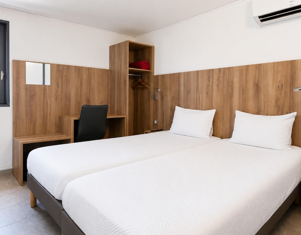 BRIT HOTEL PLAISANCE 19/61