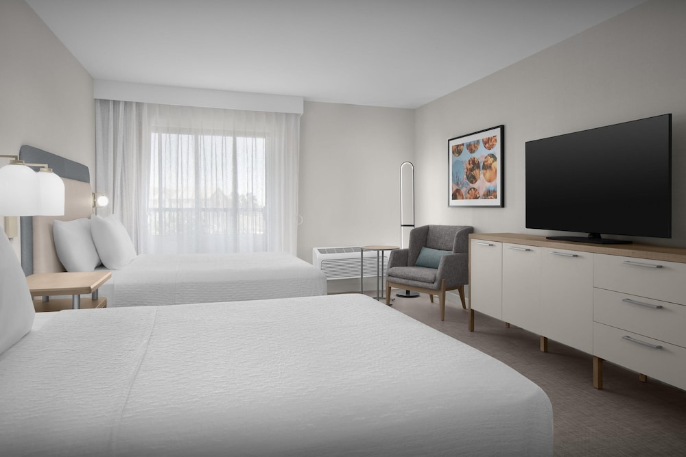 Holiday Inn Hotel And Suites 22/66