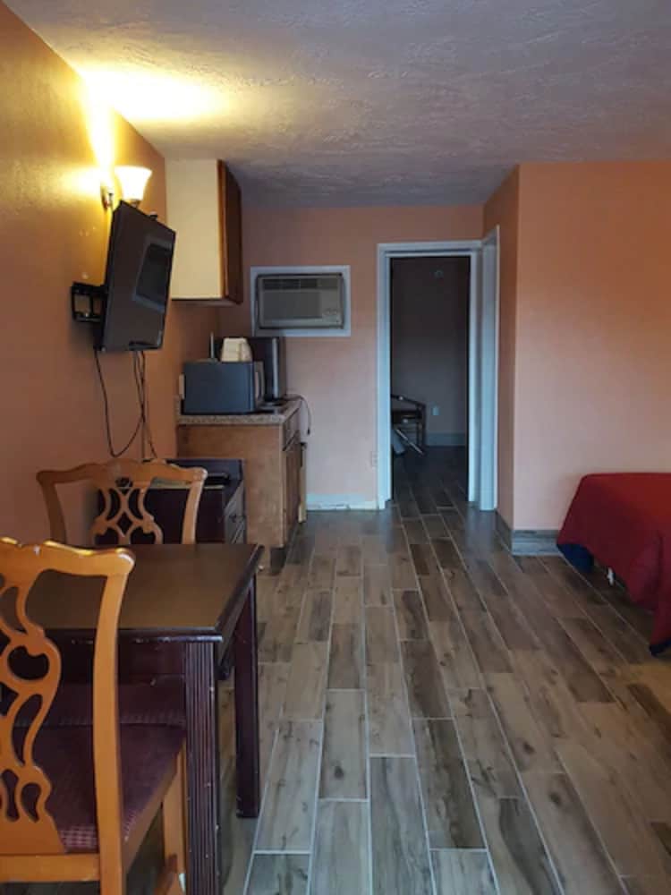 Three Oaks Motel 34/37