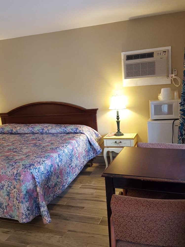 Three Oaks Motel 12/37
