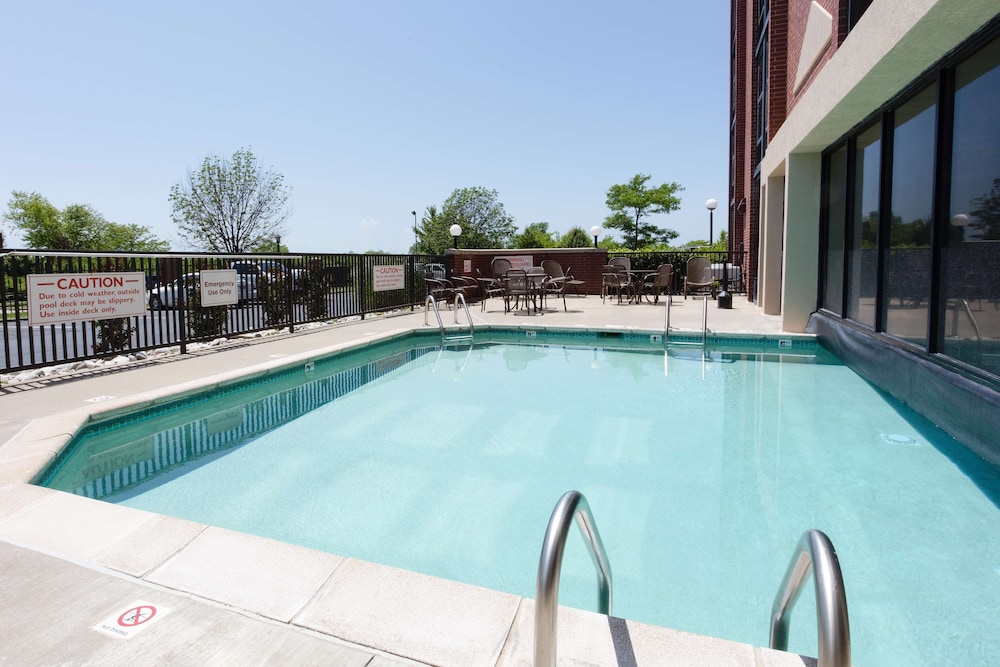 Drury Inn and Suites Kansas City Airport 20/33