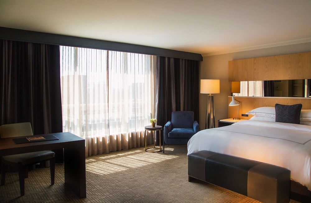 EXECUTIVE, SUITE, KING BED, SOFA