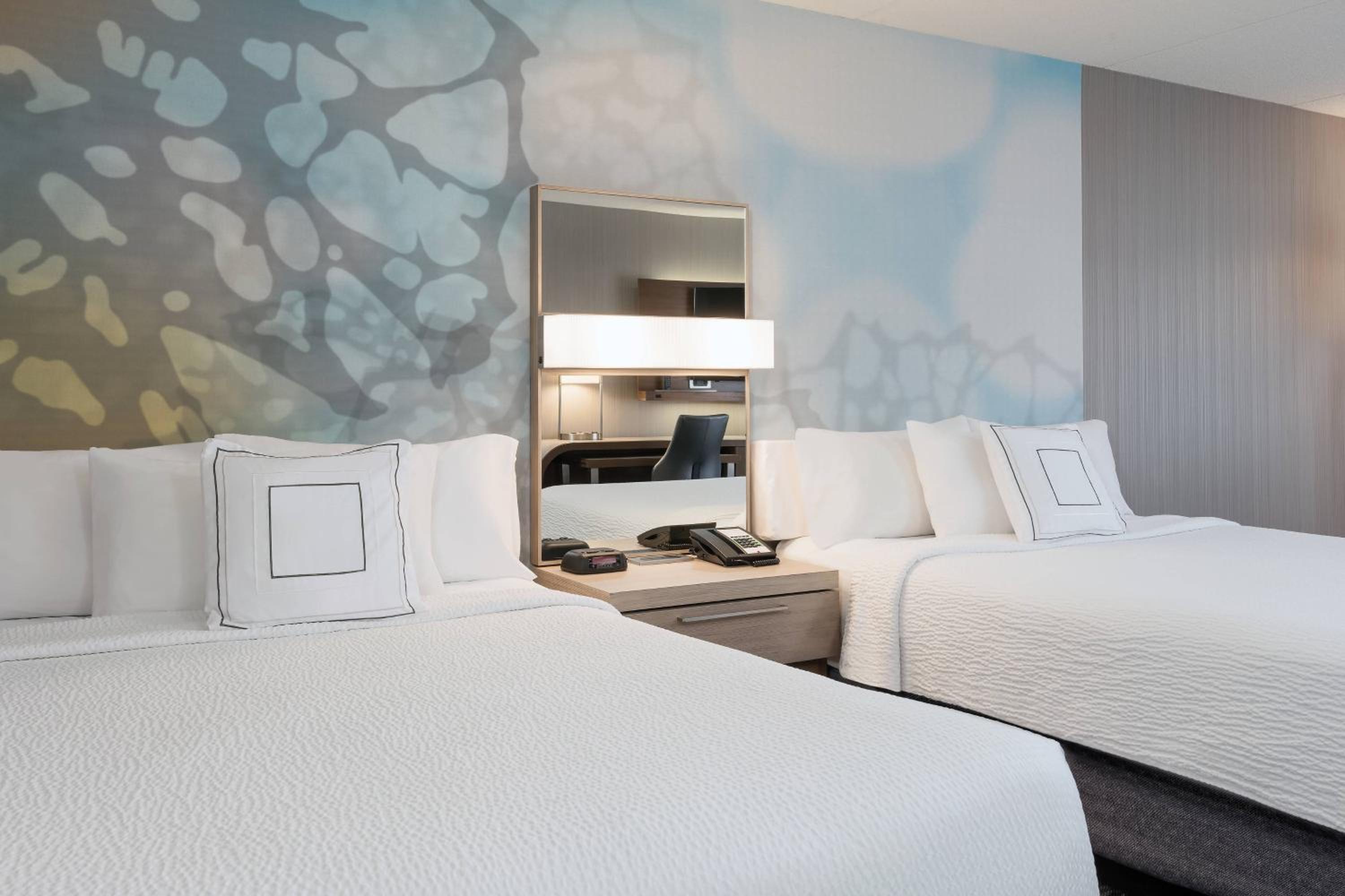 غرفة بسرير كينج وسريرين كوين، Courtyard By Marriott Toronto Vaughan 3/10