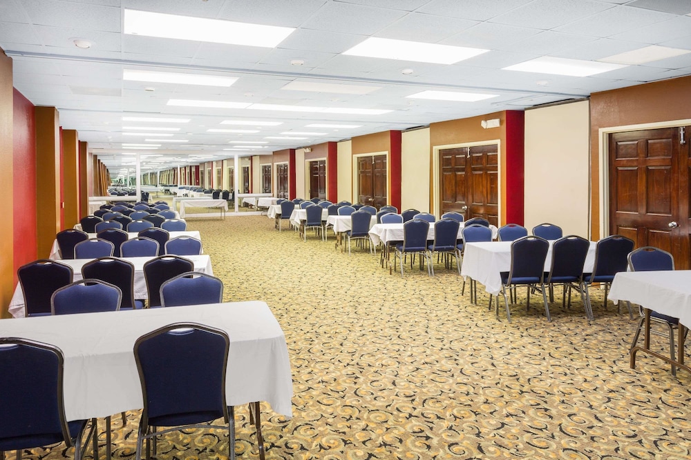 Howard Johnson By Wyndham Williamsburg 22/26